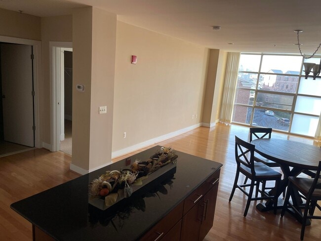 Building Photo - Luxury Condo on the Waterfront, with dedic...