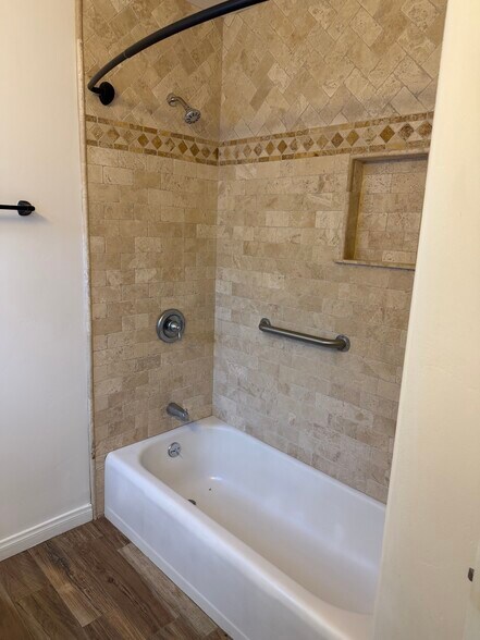 Building Photo - 404 Indianapolis Ave