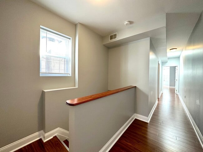 Building Photo - Charming 3 Bedroom/2.5 Bathroom Townhome in Hampden!