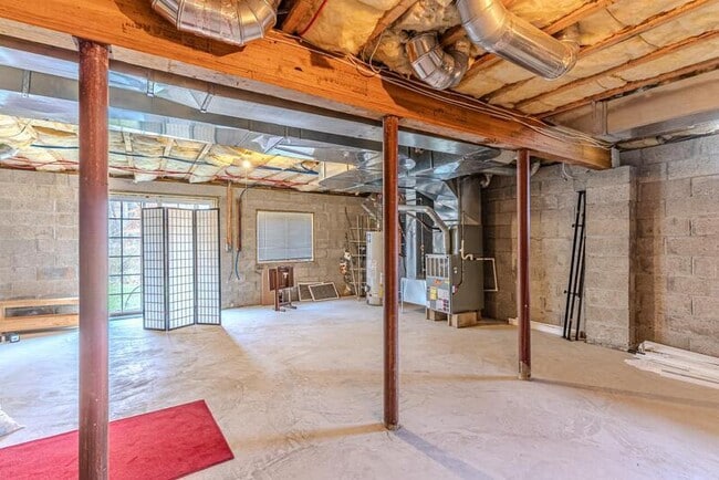 Building Photo - 305 Raymound Blvd