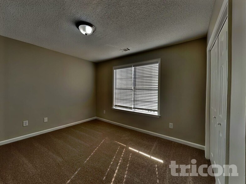 Building Photo - 1016 Forest Glen