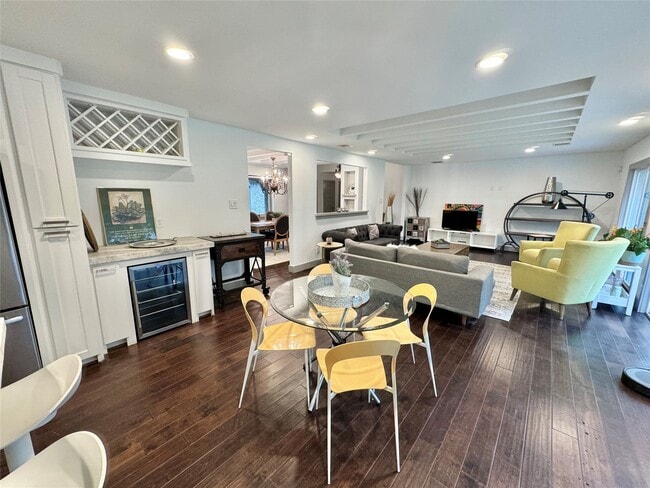 Building Photo - 9806 Cliffwood Dr
