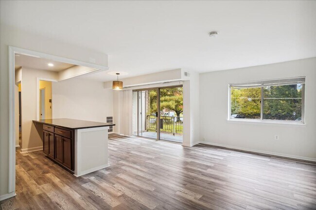 Building Photo - Spacious & Updated 2BD/1BA - All Utilities...