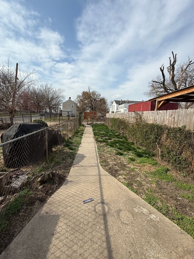 Building Photo - 103 Taylor St