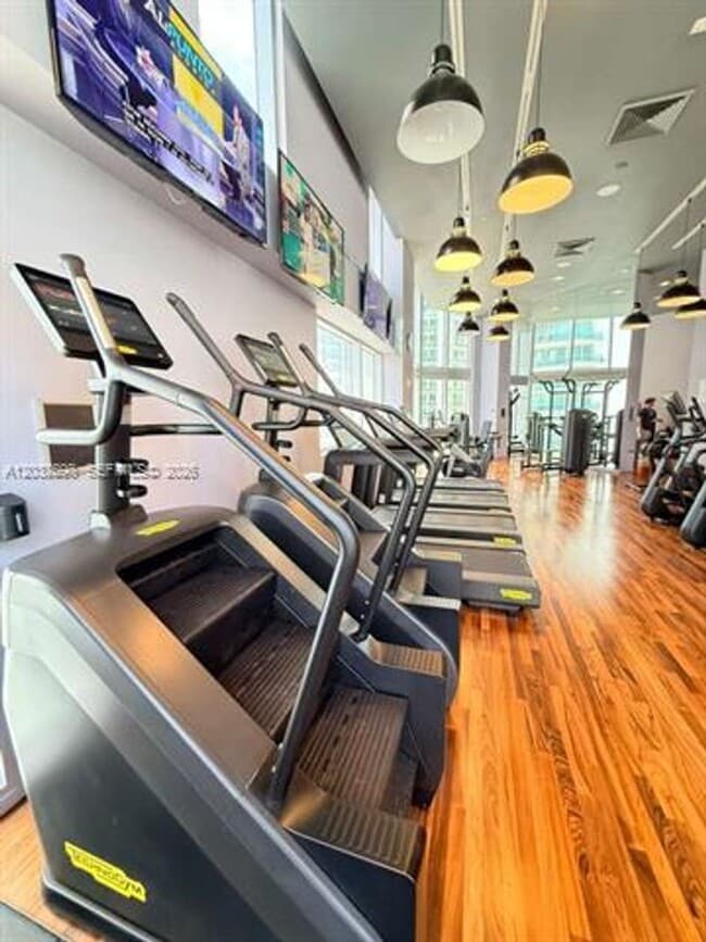 Building Photo - 1300 Brickell Bay Dr