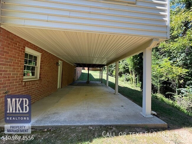 Building Photo - 5175 Lakeland Dr