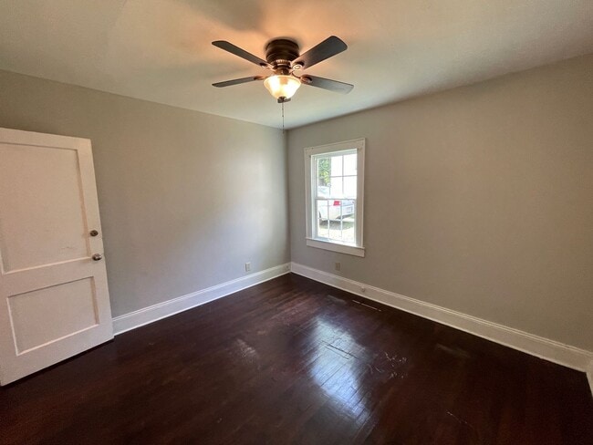 Building Photo - 825 Churchill Dr
