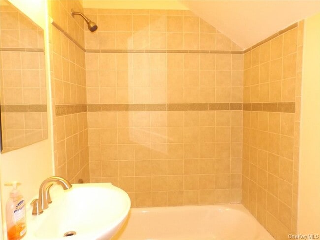 Building Photo - 24 Beechwood Ave