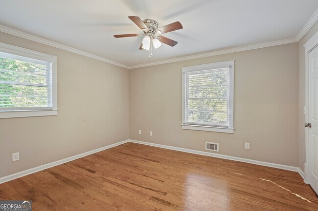 Building Photo - 3823 Kingswood Dr