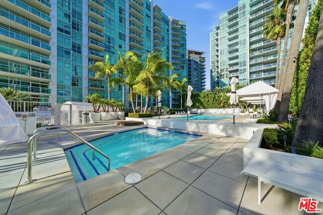 Building Photo - 13700 Marina Pointe Dr