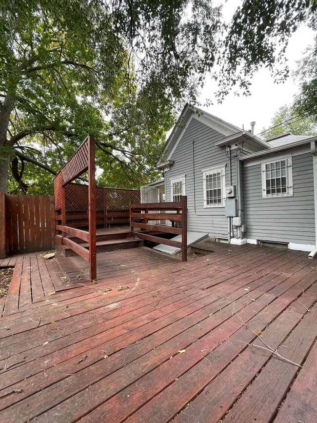 Building Photo - 402 W Dale St