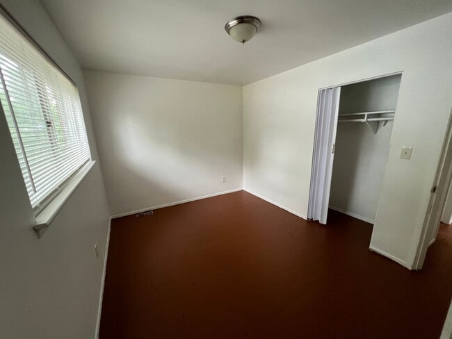 Building Photo - 3 Bedroom 1.5 Bath - $1200