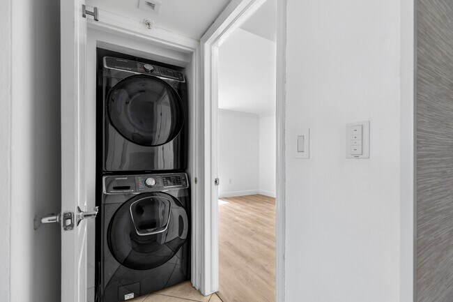 Building Photo - 1800 Sunset Harbour Dr