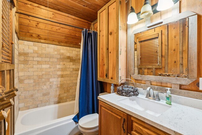 Building Photo - 563 Beechnut Dr