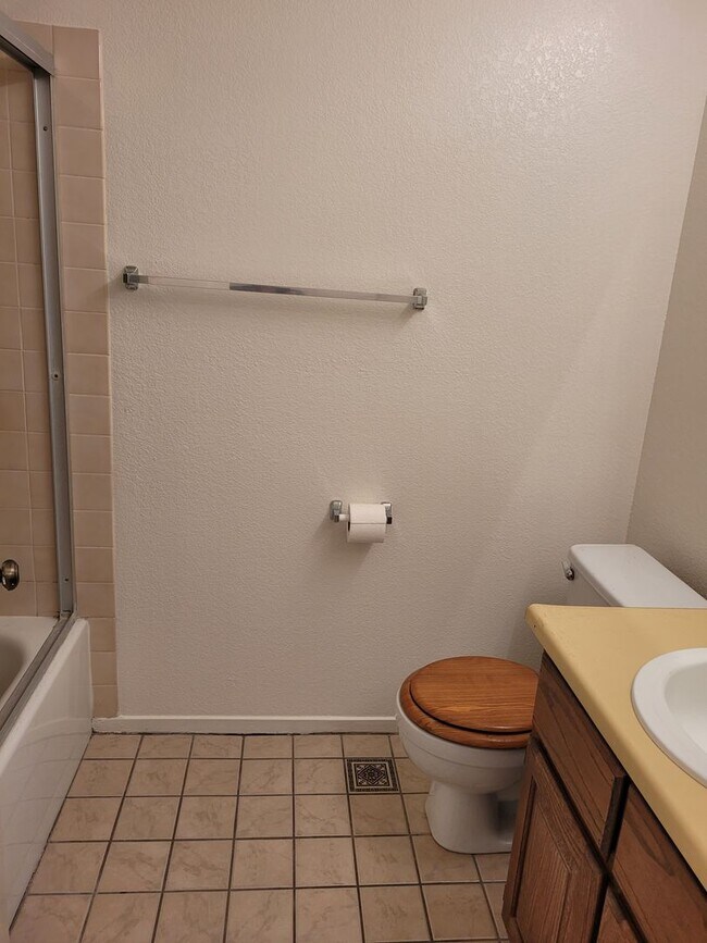 Building Photo - Affordable 2bed/2 bath Condo is Beautiful ...