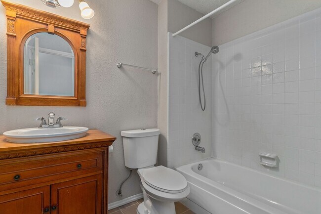 Building Photo - 588 Lake Forest Dr