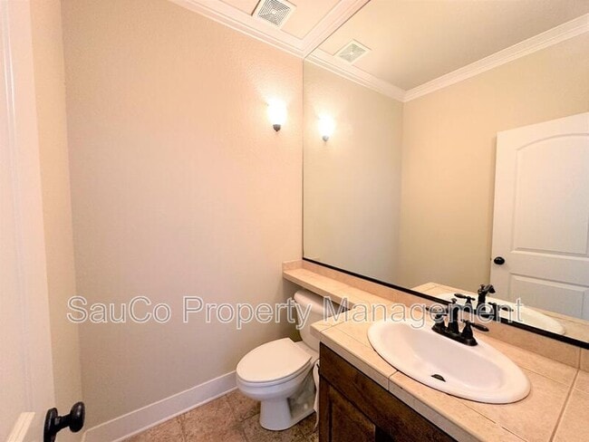 Building Photo - 727 NE 65th Ct