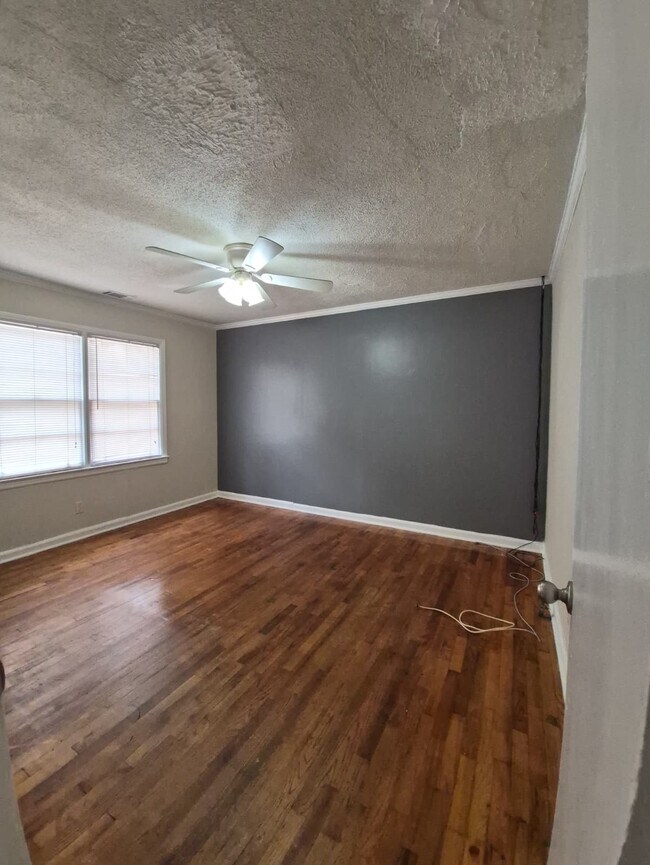 Building Photo - 206 W 60th St