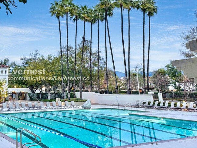 Building Photo - 9 Vía Espiritu