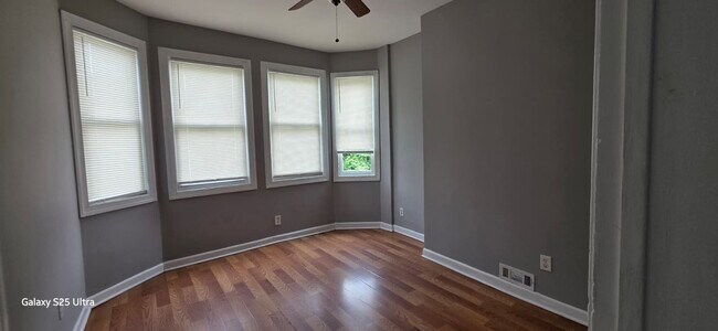 Building Photo - Three Bedroom One Bathroom Ready For ASAP Move In