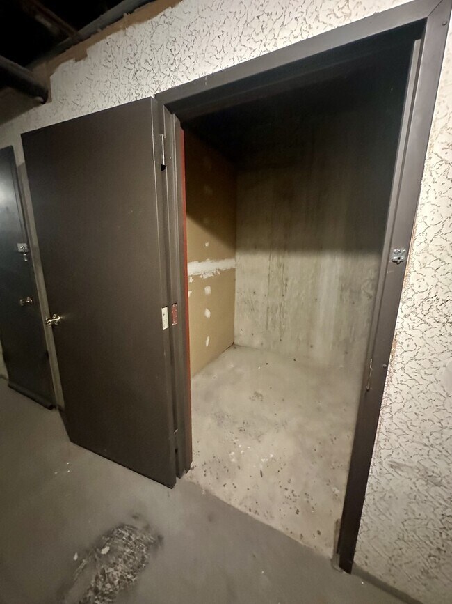 Building Photo - 1629 W Greenleaf Ave