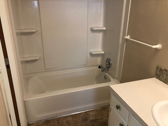 Building Photo - Updated 3 bedroom 1 1/2 bath home in a gre...