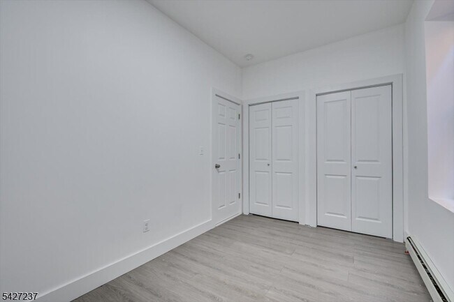 Building Photo - 520 E Jersey St