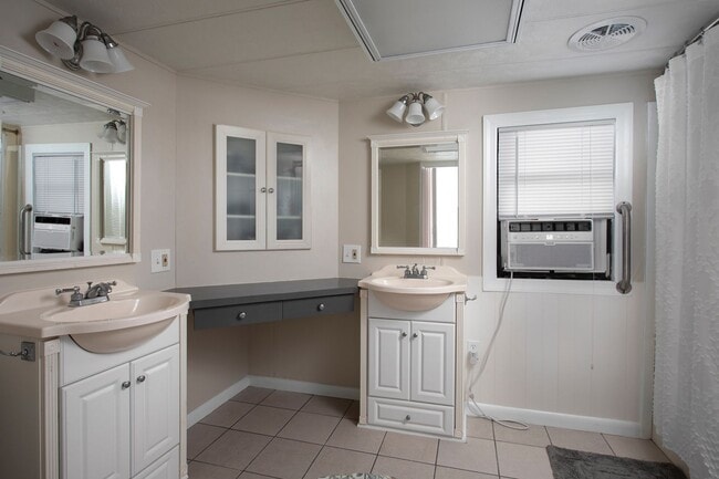 Building Photo - 3 Bedroom 2 Bathroom on the water