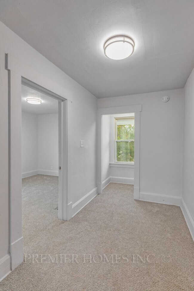 Building Photo - 3 Bedroom Home with Large Front Porch – $1,495/mo