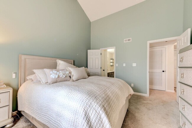 Building Photo - Tastefully updated 2-bedroom, 2-bath condo