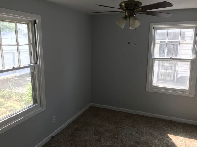 Building Photo - 3 bed / 1 bath, North side single family r...