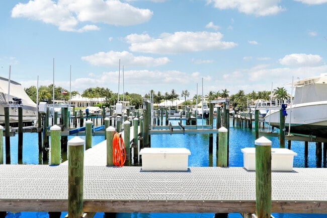 Building Photo - 543 Bay Colony Dr N