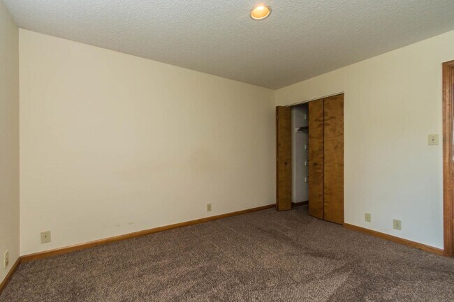 Building Photo - 1802 E Maxwell Ln