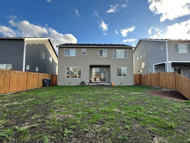 Building Photo - Stunning Stewart Crossing Home!