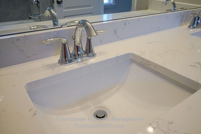 Building Photo - Townhome | First Floor Bonus Room | Single...