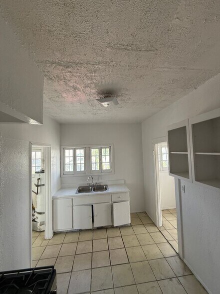 Building Photo - 116 S Mathews St