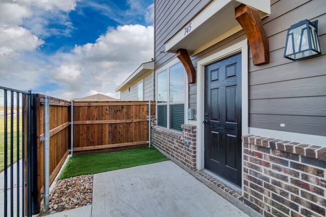 Building Photo - GORGEOUS 2 BEDROOM FOUR PLEX LOCATED IN MI...