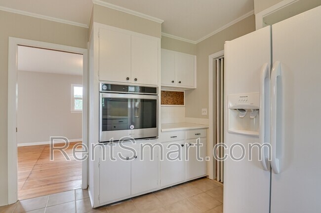 Building Photo - 202 Spring Dr