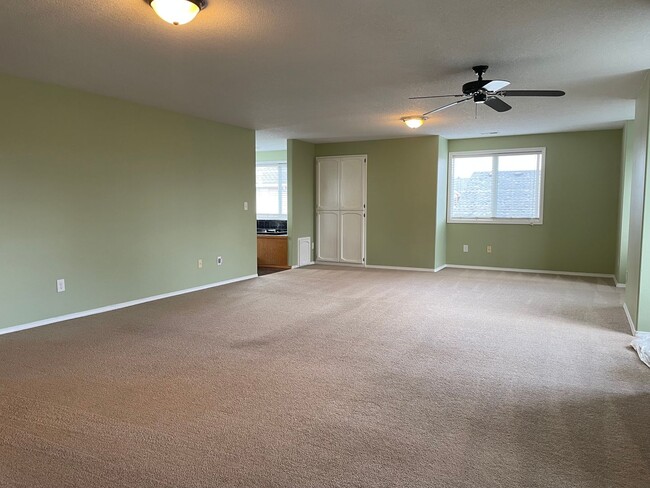 Building Photo - Spacious 5 Bedroom Home! Granite Counters! Pet friendly! Tons of Room for Entertaining!