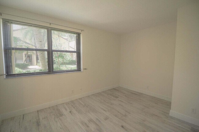 Building Photo - 3960 SW Greenwood Way