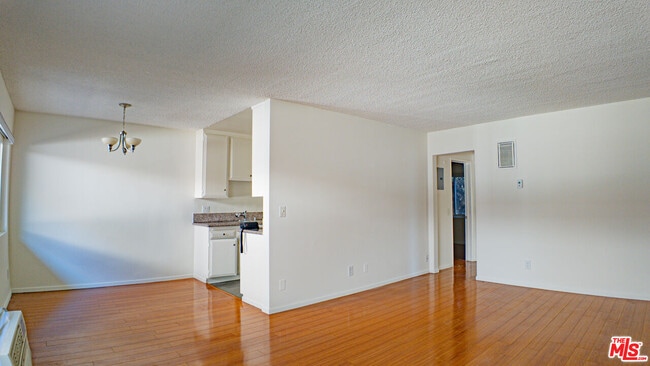 Building Photo - 447 W Elk Ave