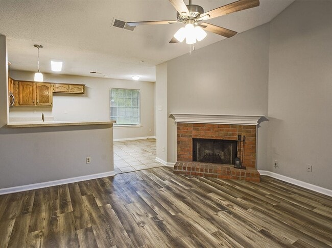 Building Photo - Adorable 3 bed, 2 bath home with stainless steel appliance package.