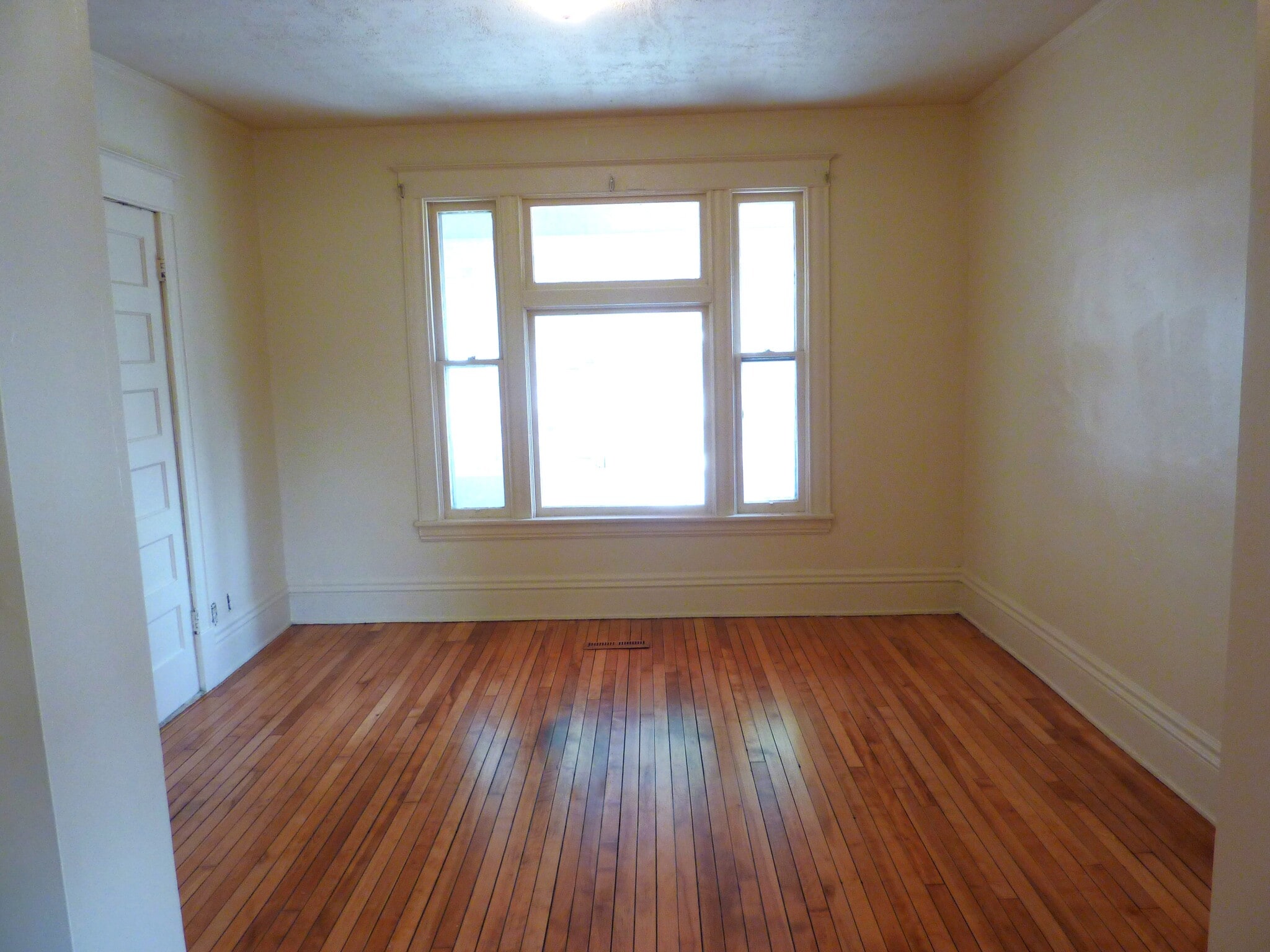 LR - 687 5th St E