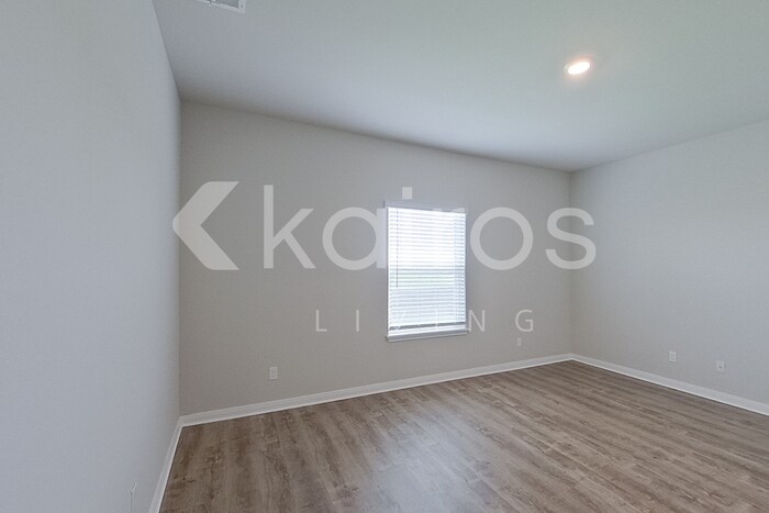 Building Photo - 712 St James Pl