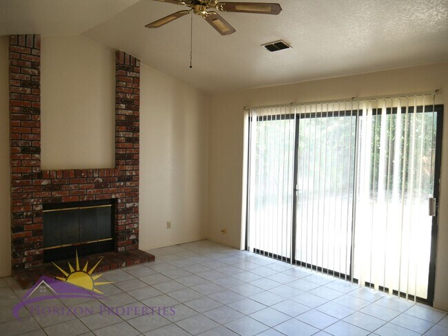 Building Photo - Bright 3 Bed 2 Bath 1,477 Sq. Ft. Sacramen...