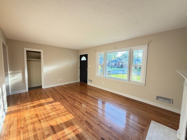 Building Photo - The 3 Bedroom In St. Matthews You've Been Looking For!