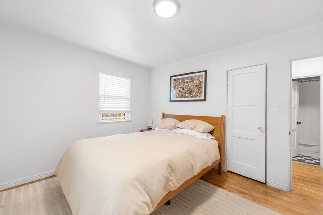 Building Photo - 3BD, 1BA Edgewater Home with Lard Back Yard and 2-Car Garage