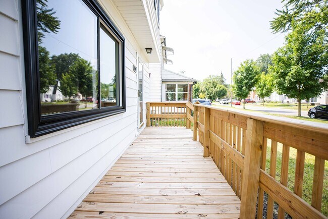 Building Photo - Beautiful three bedroom home with fenced i...