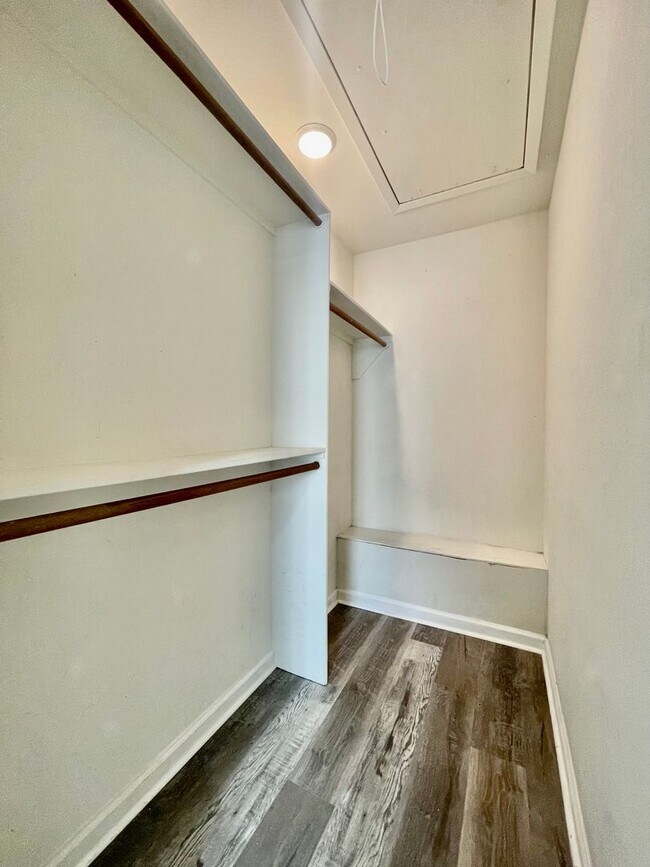 Building Photo - 903-903 Allen St