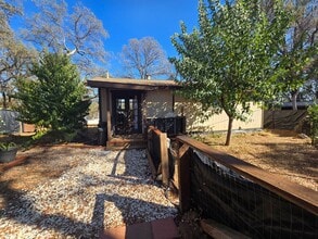 Building Photo - One Bedroom Cottage Available